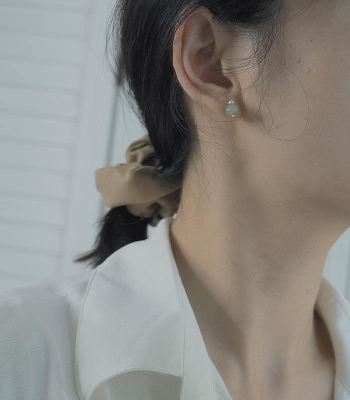 Hetian Jade Pearl 14K Rolled Gold Ear Stud Amber NG