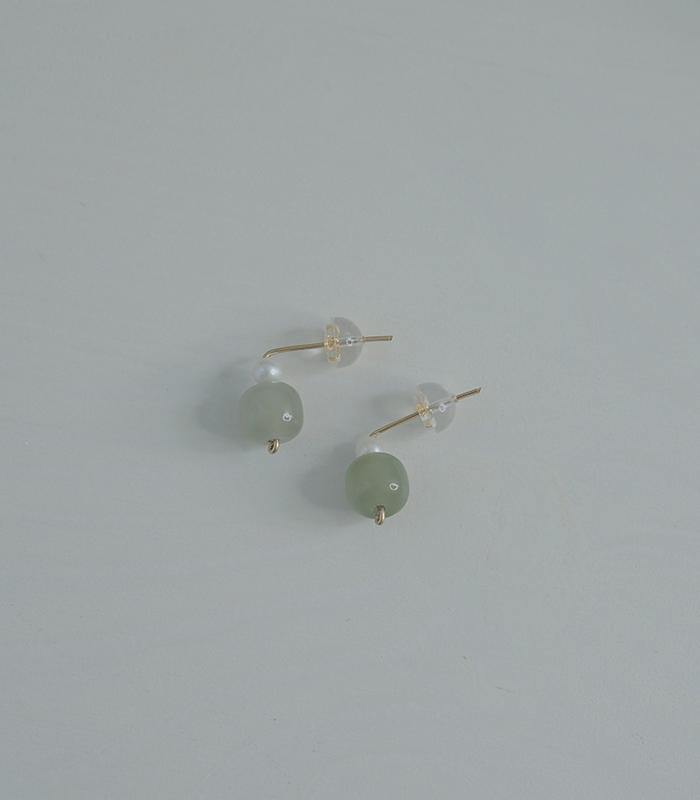 Hetian Jade Pearl 14K Rolled Gold Ear Stud Amber NG